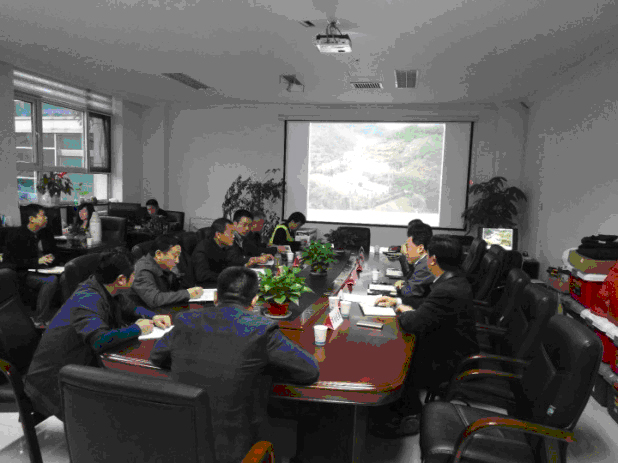 原文件名：正源专家在市抢险指挥部会商.jpg